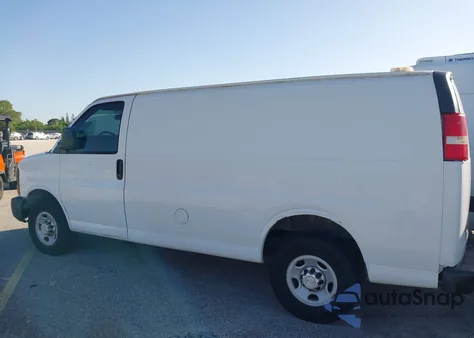 2015 Chevrolet Express 2500 Work Van z USA, uszkodzony, nr VIN 1GCWGFCF0F1109375